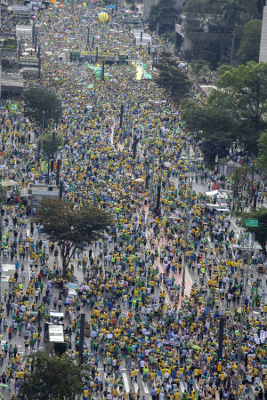 Manifestantes en la avenida Paulista en la ciudad de Sao Paulo. EFE/SEBASTIÃO MOREIRA