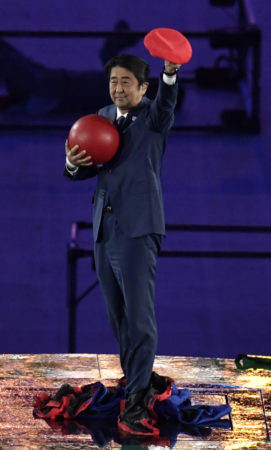 El primer ministro japonés, Shinzo Abe, salió en Maracaná disfrazado de Mario Bros.