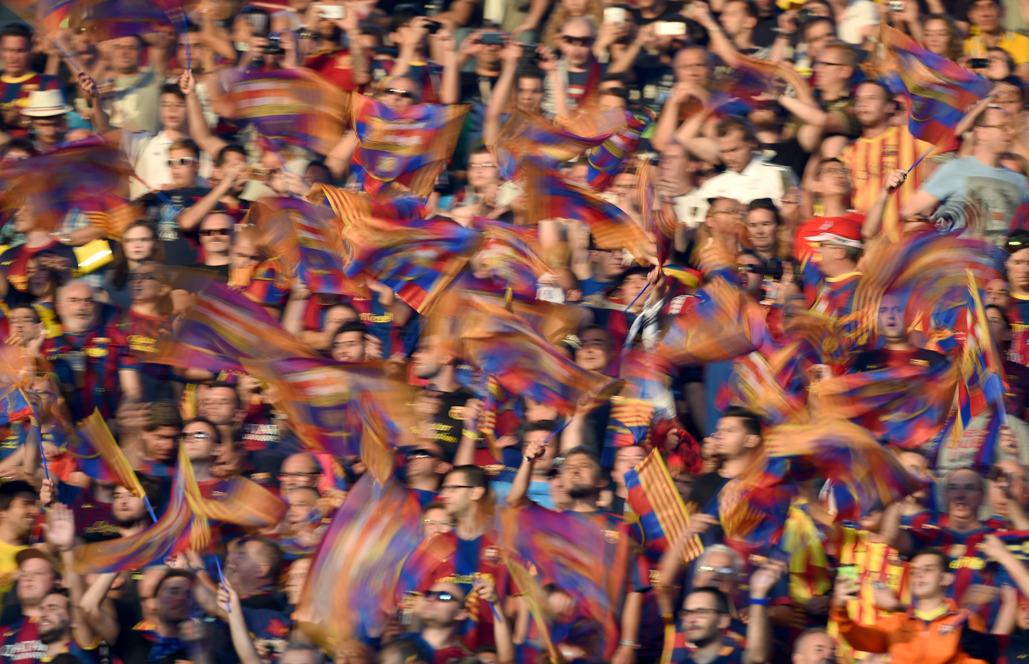 OST106. Berlin (Germany), 06/06/2015.- Fans of Barcelona wave flags prior to the the UEFA Champions League final soccer match between Juventus FC and FC Barcelona at Olympic Stadium in Berlin, Germany, 06 June 2015. (Liga de Campeones, Alemania) EFE/EPA/MARCUS BRANDT
