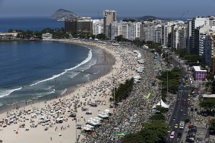 Manifestantes se concentran en la playa de Copacabana en Río de Janeiro (Brasil). EFE/Marcelo Sayão