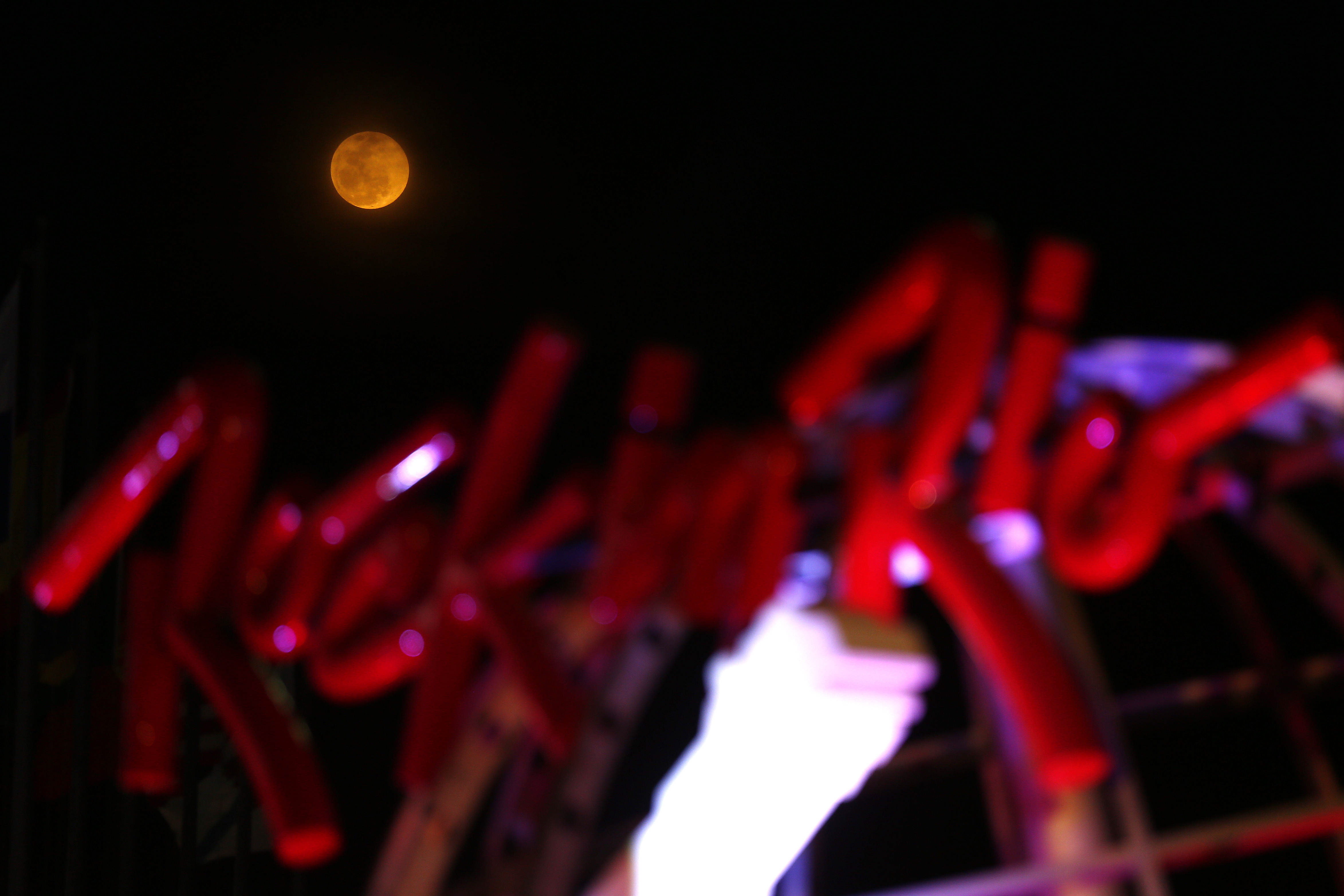 BRA18. RÍO DE JANEIRO (BRASIL), 27/09/2015.- Foto de la súper luna en la ciudad del Rock, en el último día del festival Rock in Río hoy, domingo 27 de septiembre de 2015, en Río de Janeiro (Brasil). EFE/Marcelo Sayão