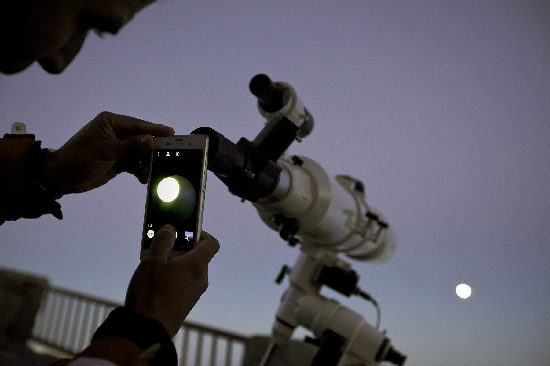 GRA481. LA OROTAVA (TENERIFE), 27/09/2015.- Un hombre fotografía, a través de un telescopio, la superluna desde el volcán Teide en Tenerife. Durante la próxima madrugada se producirá un eclipse total de Luna. EFE/Ramón de la Rocha