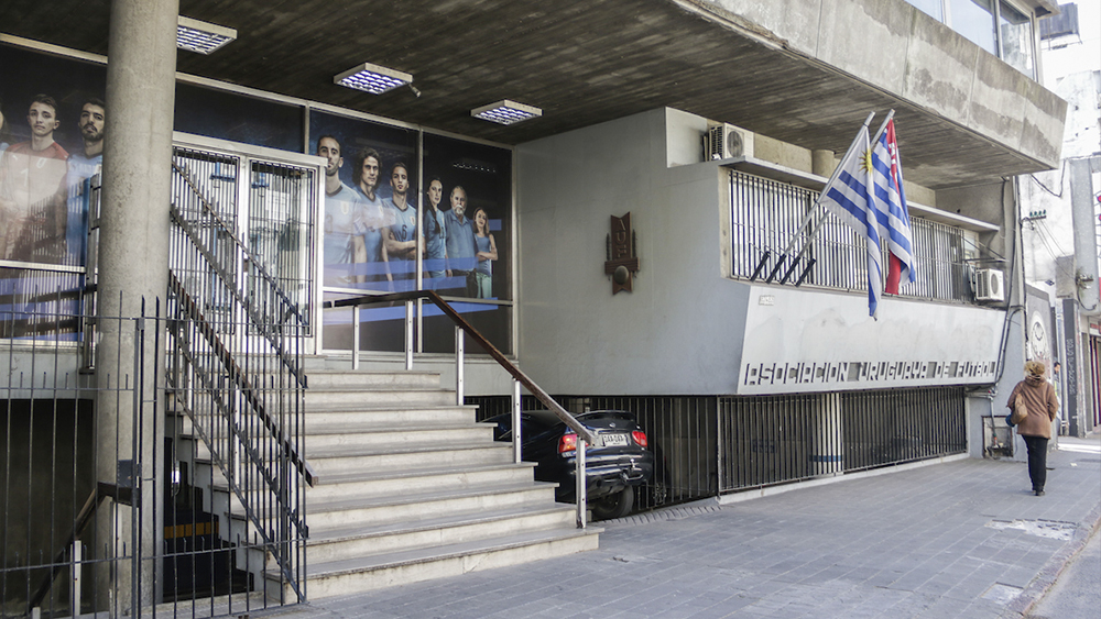 fachada de la asociacion uruguaya de futbol