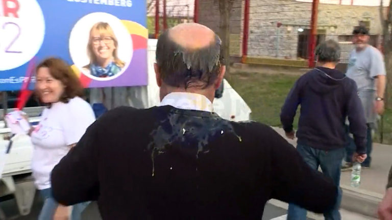 Agredieron de un huevazo a Daniel Martínez en un acto en Casavalle