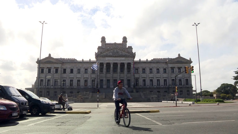 Daniel Martínez declaró tener 1,5 millones de dólares de patrimonio, el triple que Luis Lacalle Pou