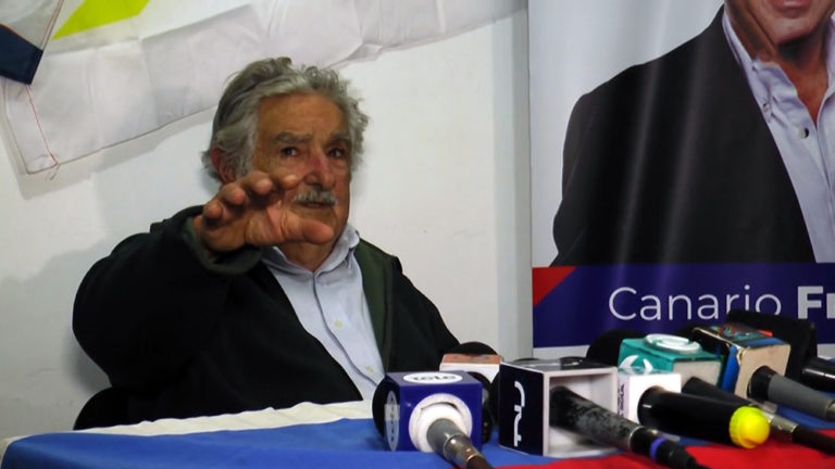 José Mujica dijo que Edgardo Novik es "un viejo mentiroso y panzón" y que Guido Manini Ríos "se cree que el Parlamento es un cuartel"