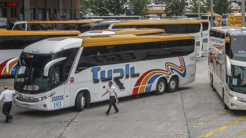 9.500 ómnibus entraron o salieron de Tres entre el viernes 8 y este lunes; son 220.000 pasajeros - Teledoce.com