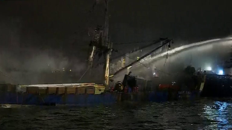 El riesgo de explosión del barco que se incendió en el Puerto de ...
