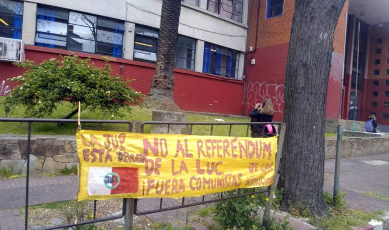 La Policía no logró identificar quién colocó las pancartas con mensajes