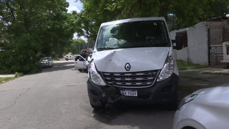 Delincuentes le robaron la camioneta a un repartidor y en la huida ...