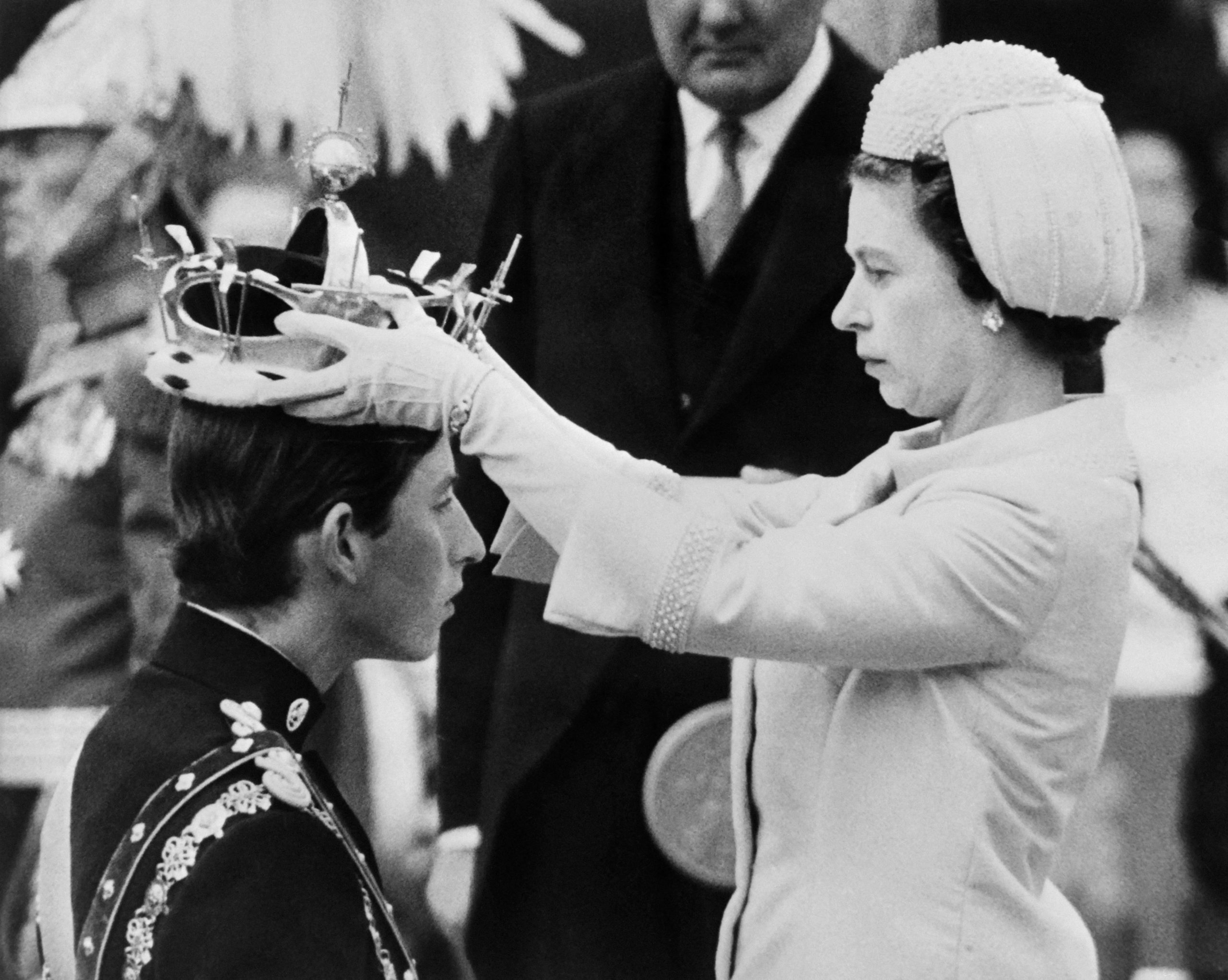 Isabel II fue coronada 14 meses después de la muerte de su padre: ¿cuánto  podría demorar la coronación de Carlos III y por qué? 