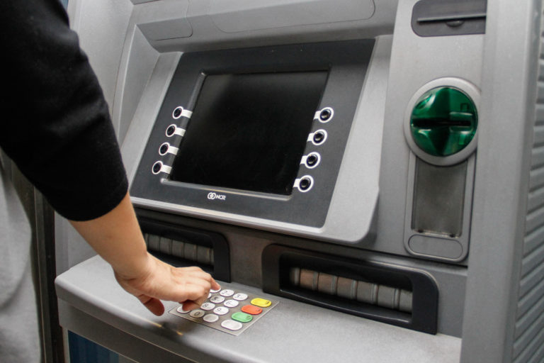 Un descuido en un cajero terminó en el robo de dinero a un diplomático libanés