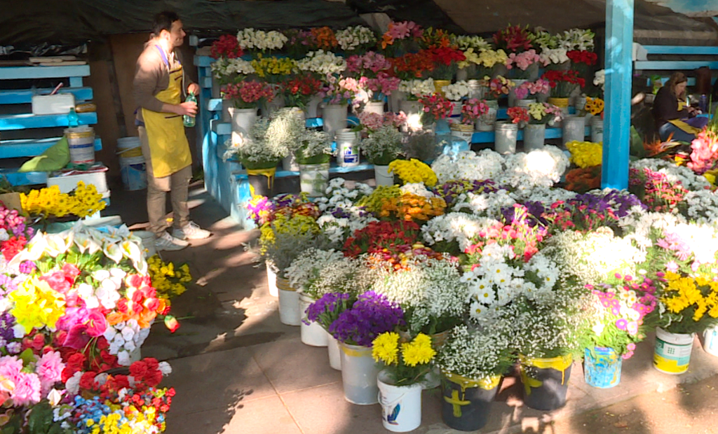 La venta de flores durante el Día de los Difuntos: las artificiales han  ganado terreno, pero las naturales siguen siendo las más elegidas -  