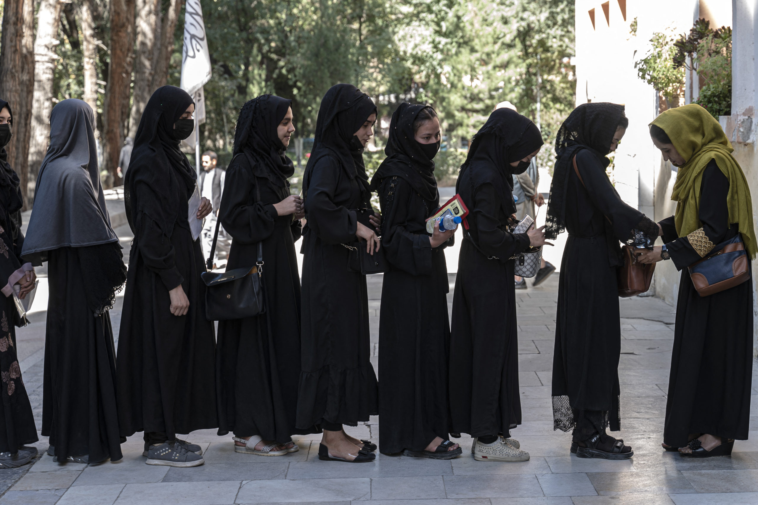 Talibanes prohíben a las mujeres trabajar en oenegés en Afganistán por no  respetar el código de vestimenta 