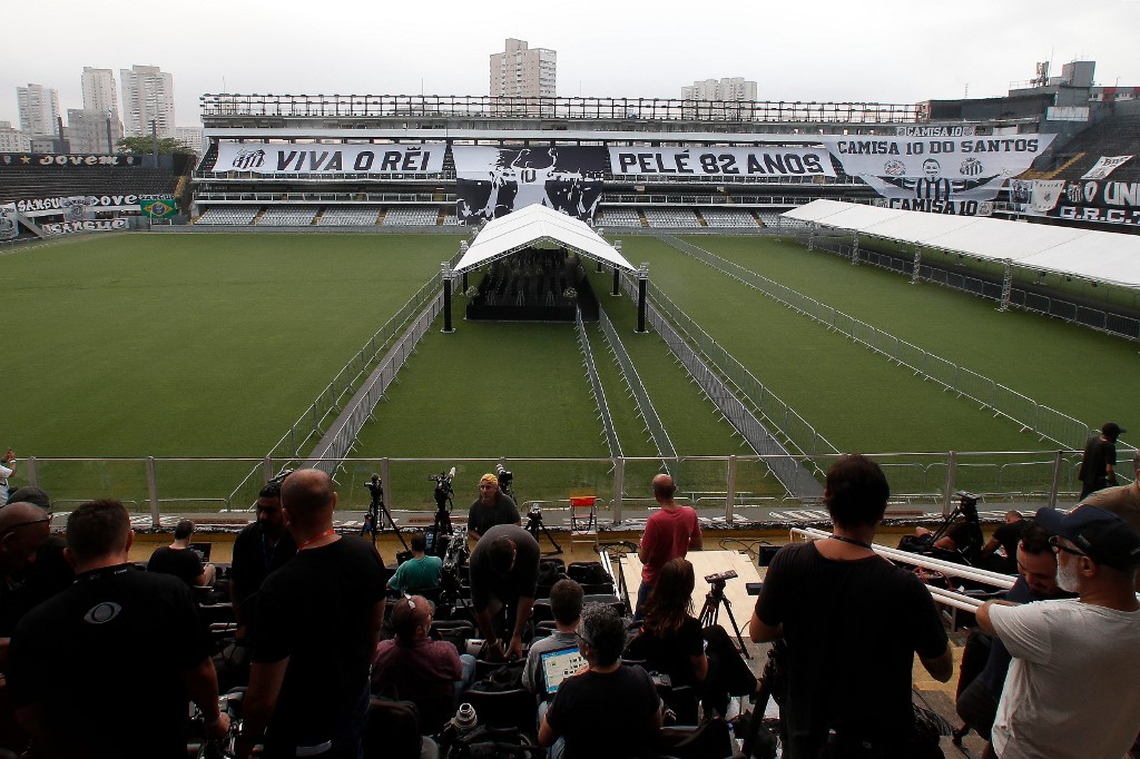 Último adiós a Pelé: el estadio del Santos recibe durante 24 horas el  velorio público del brasileño que marcó la historia del fútbol -  Teledoce.com