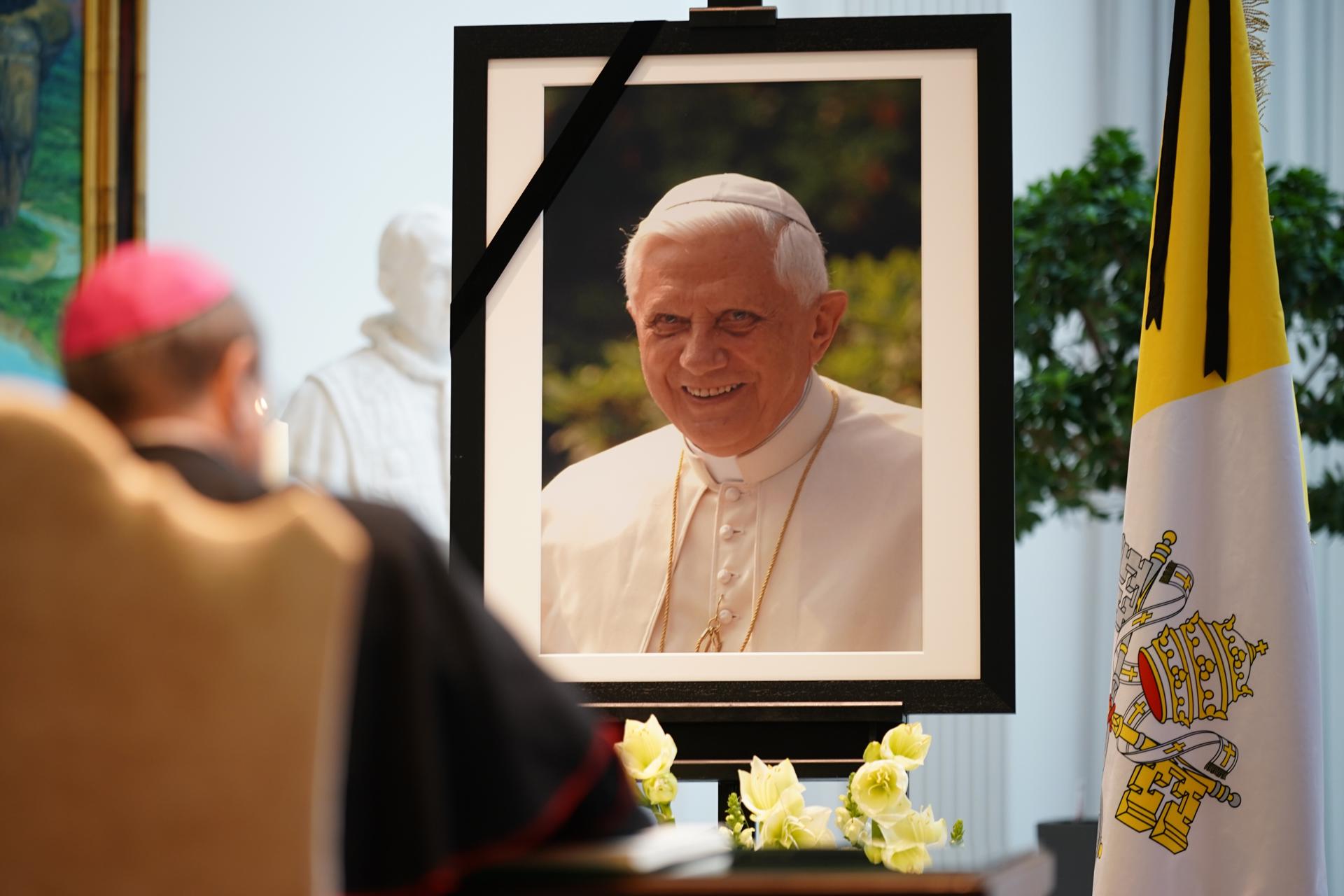 Tras la muerte de Benedicto XVI, crecen peticiones para que sea proclamado 