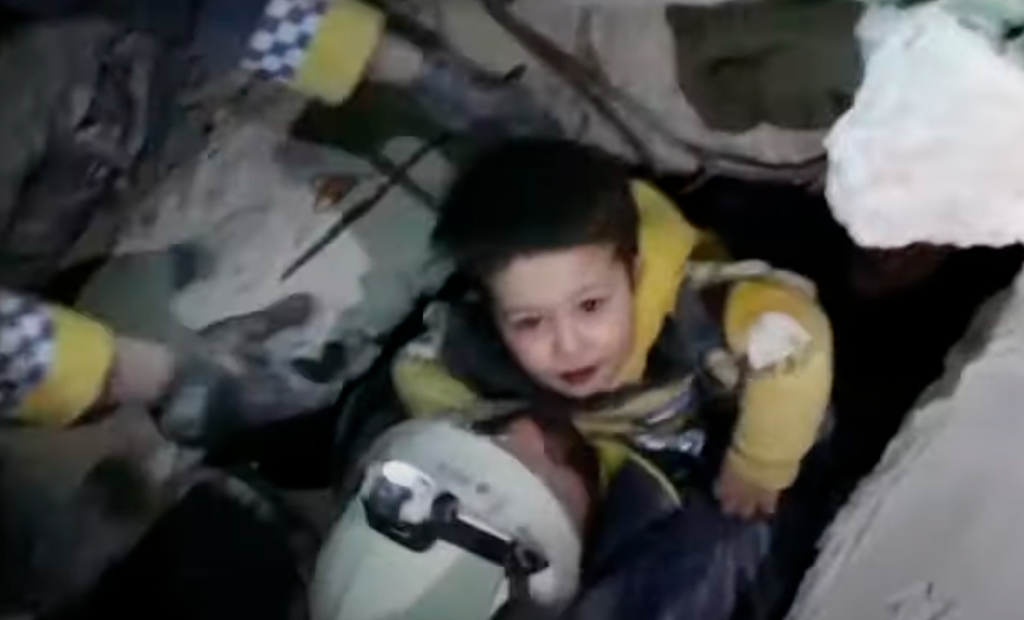 Video: la emoción de Karam, un niño sirio, al ser rescatado luego de pasar  dos días entre los escombros tras el terremoto - Teledoce.com