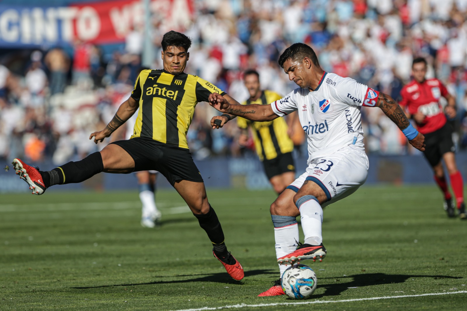 Nacional y Peñarol empataron 2-2 en el clásico del fútbol uruguayo