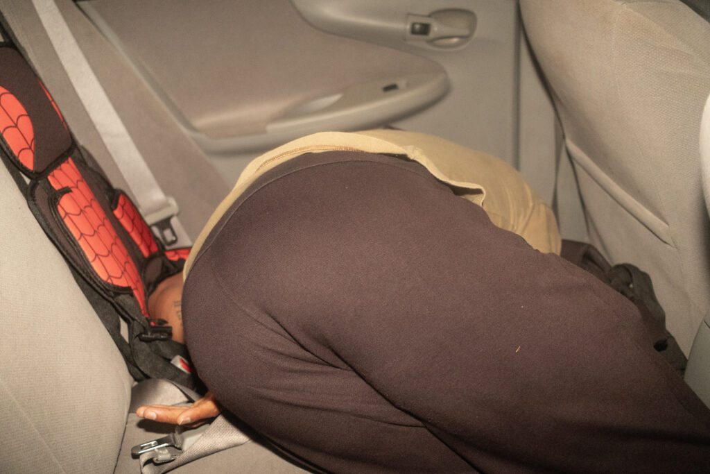El exfutbolista se esconde dentro de un coche de la policía al ser arrestado este jueves, en São Paulo. EFE