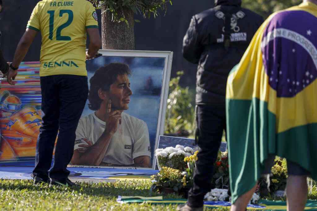 Seguidores de Senna frente a su tumba este miércoles. Crédito: AFP