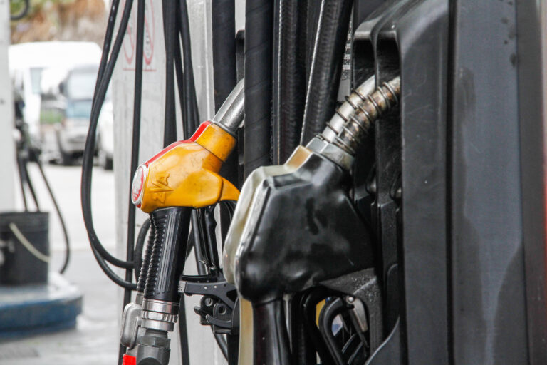 Bajan la nafta y el gasoil a partir de este jueves: el gobierno definió el precio de los combustibles para los próximos dos meses