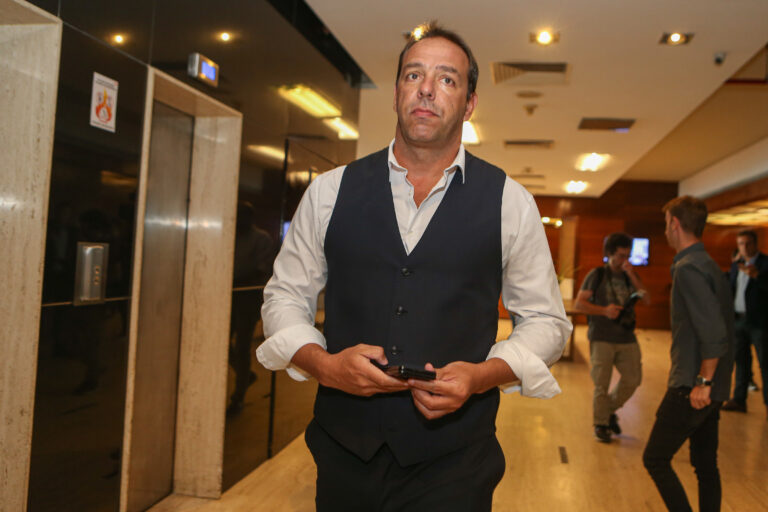 Ruglio sobre reunión de Nacional con Alonso por arbitrajes: “Me hace acordar a Gótica y la Batiseñal cuando necesitaban ayuda del enmascarado”