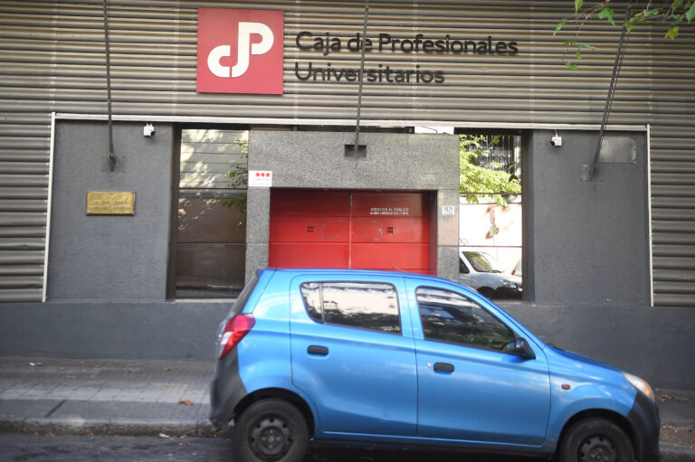 Pese a que por la nueva ley pasarían a tener cargos honorarios, directores de Caja de Profesionales votaron recibir partida mensual de $131.000