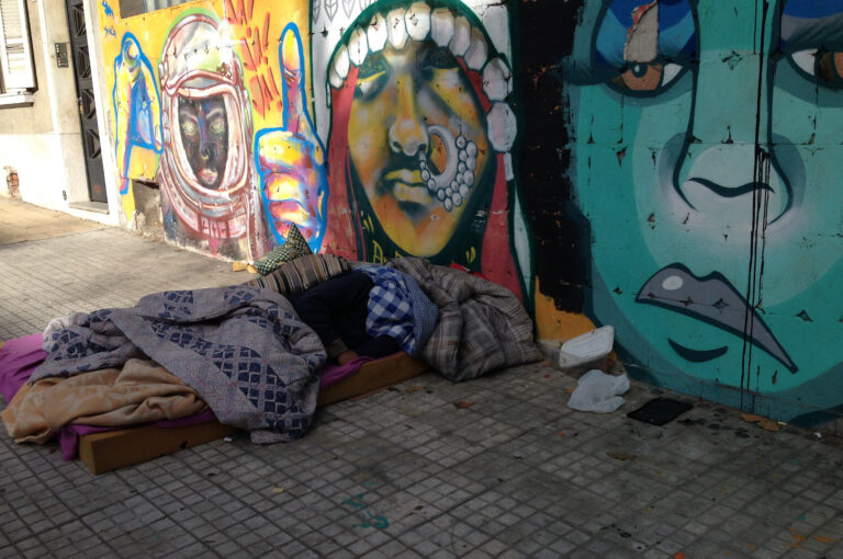 Encuesta de Cifra: 74% de los uruguayos apoya trasladar a personas en situación de calle, incluso contra su voluntad