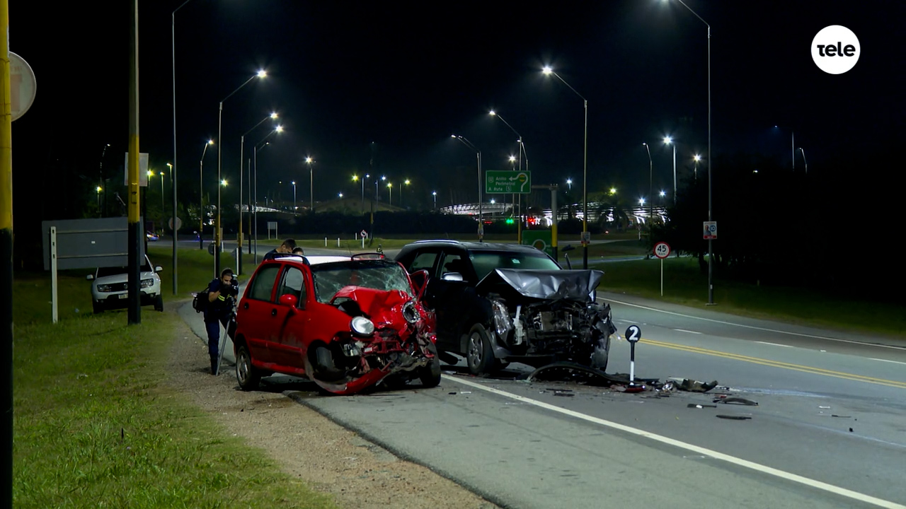 Choque frontal entre dos autos en la zona del Campeón del Siglo terminó ...