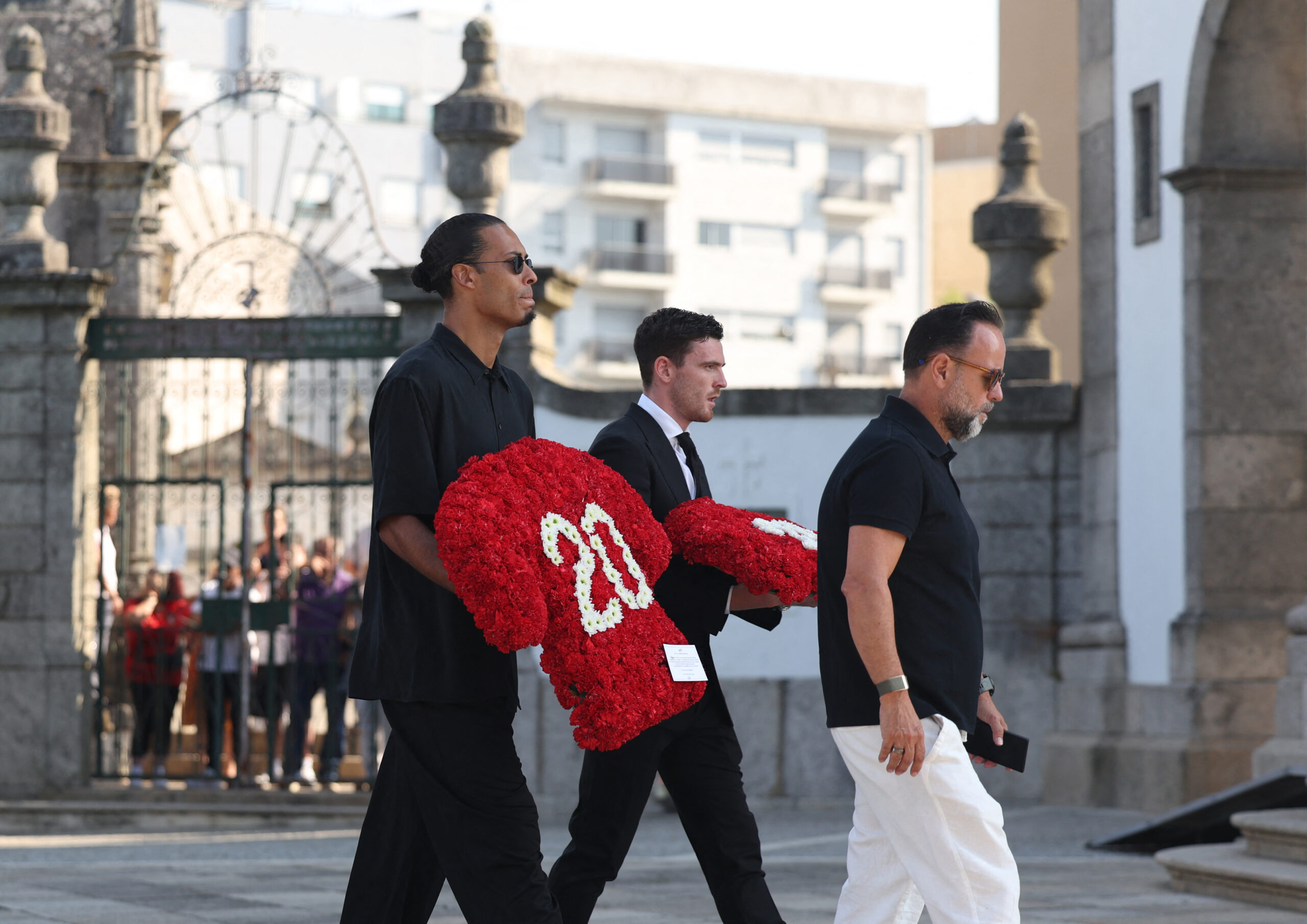 El capitán del Liverpool, Virgil van Dijk , junto al escocés Andrew Robertson llevaron coronas de flores en forma de camiseta del Liverpool con el número 20 de Jota.