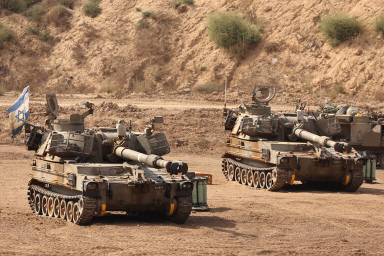 Hamás publicó fotos de rehenes israelíes y advirtió que el asalto a la Ciudad de Gaza los pone en peligro