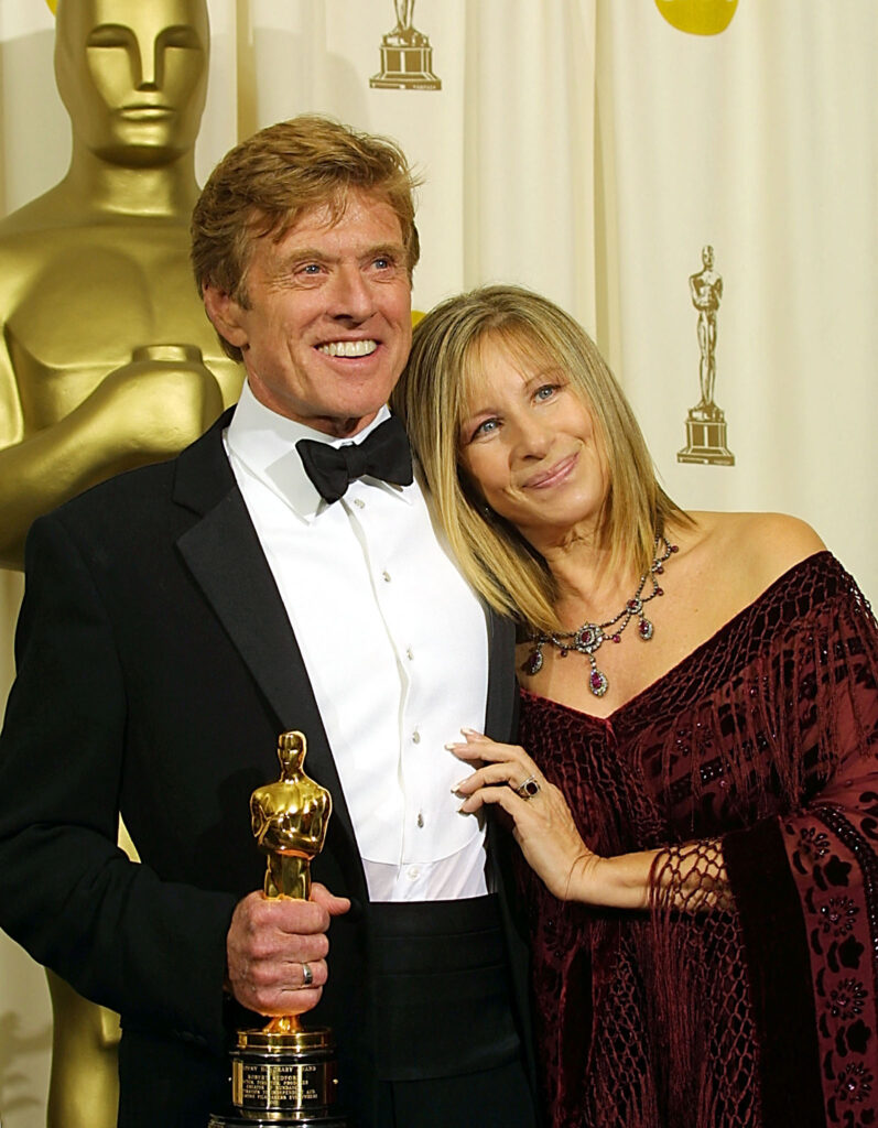 Redford sostiene sus Óscar honorífico junto a la actriz y cantante estadounidense Barbra Streisand en 2002. AFP