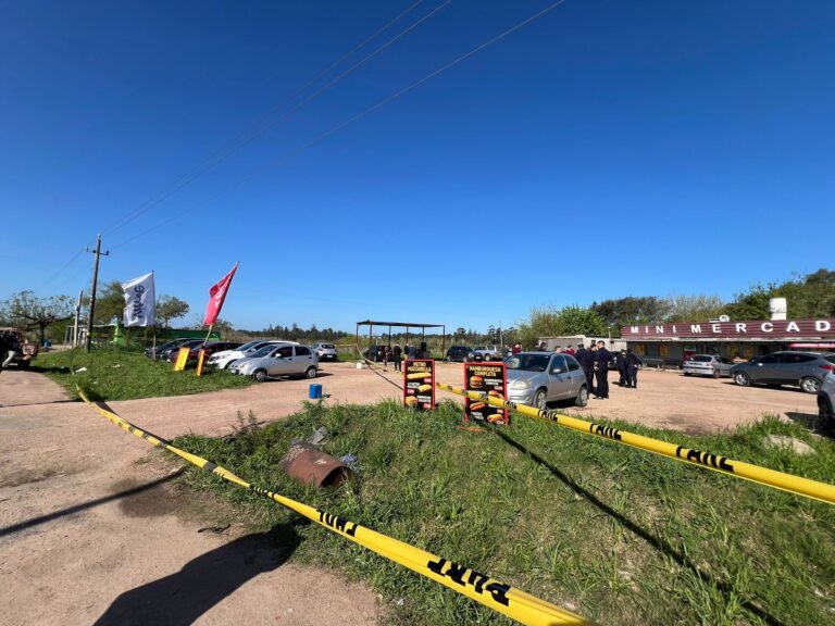 Hombre que salía de prisión tras cumplir la pena fue atacado a balazos en la puerta del Comcar; hay dos heridos