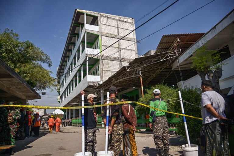 Equipos de rescate no detectan señales de vida bajo escombros de escuela que se derrumbó en Indonesia y temen por decenas de muertos