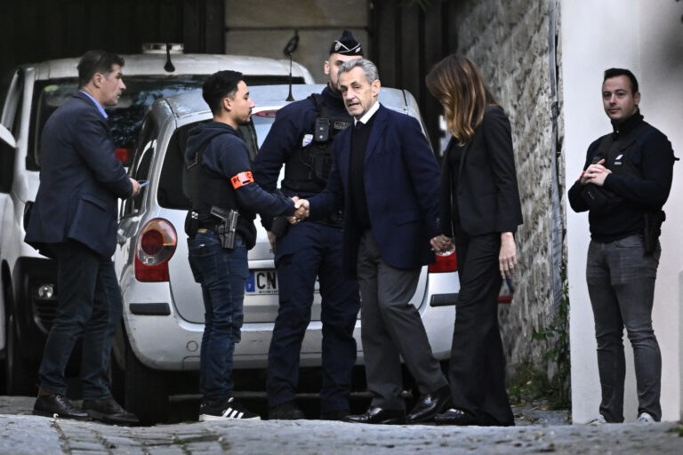 El expresidente francés Nicolas Sarkozy ingresó a prisión para cumplir la condena de cinco años por asociación ilícita