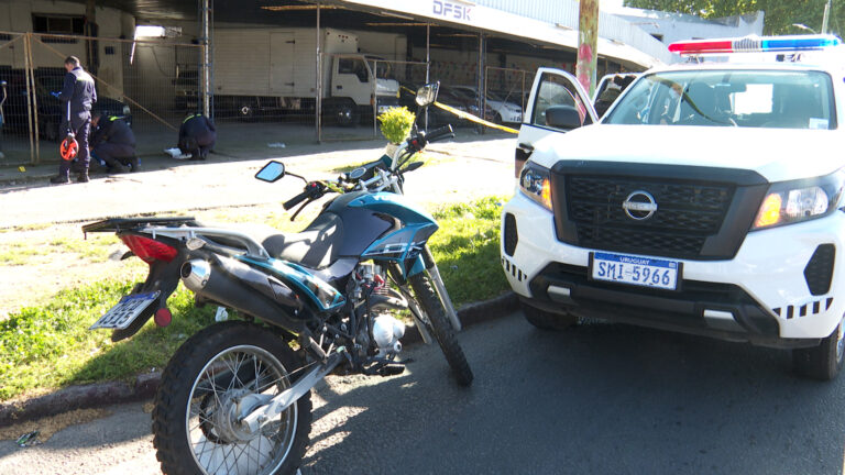 Delincuentes le robaron la moto a una policía de 26 años que iba a tomar su turno en Montevideo; con ayuda de otro agente, los siguió, le disparó a uno y lo detuvo