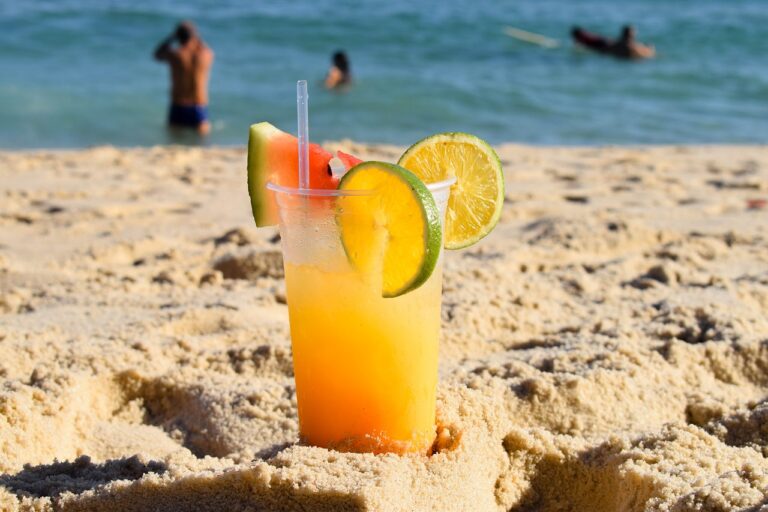 Caipirinha bajo la lupa: alerta en bares y playas de Brasil por ola de intoxicaciones por bebidas alcohólicas adulteradas