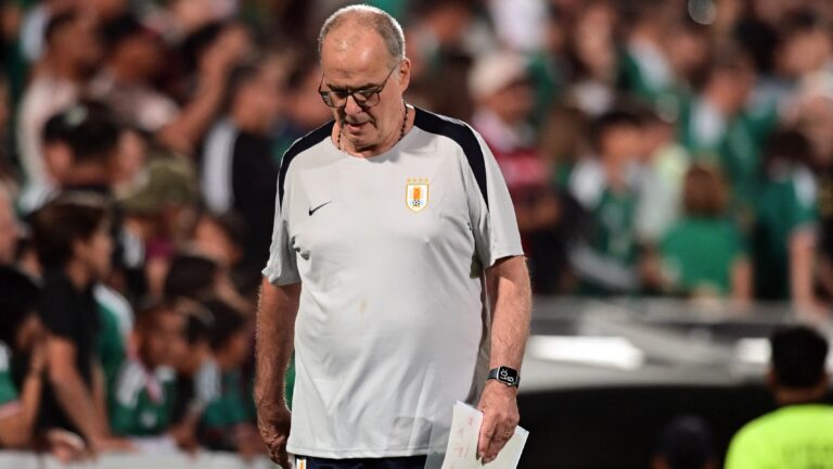 Crisis en la selección: los magros resultados y la relación entre los jugadores y el DT ponen bajo la lupa a Marcelo Bielsa