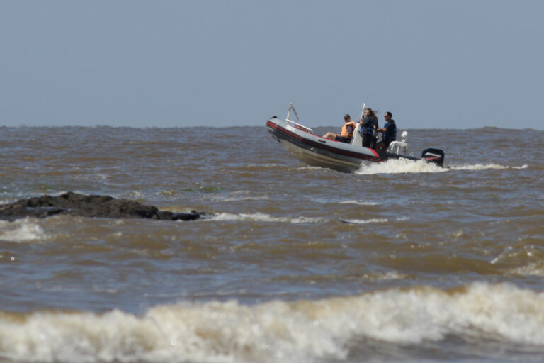 Una mujer se ahogó luego de ser arrastrada por la corriente cuando se tiró a nadar junto a un hombre en la zona de Punta Negra