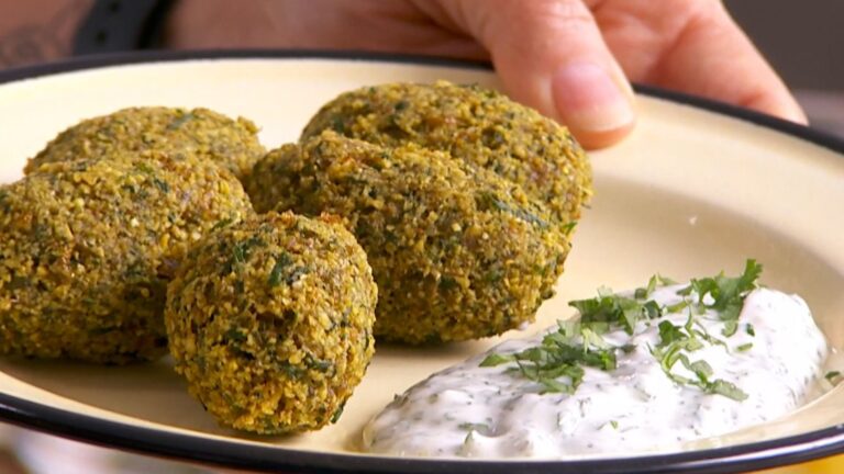 Falafel casero: bolitas de garbanzo crujientes con salsa de yogur