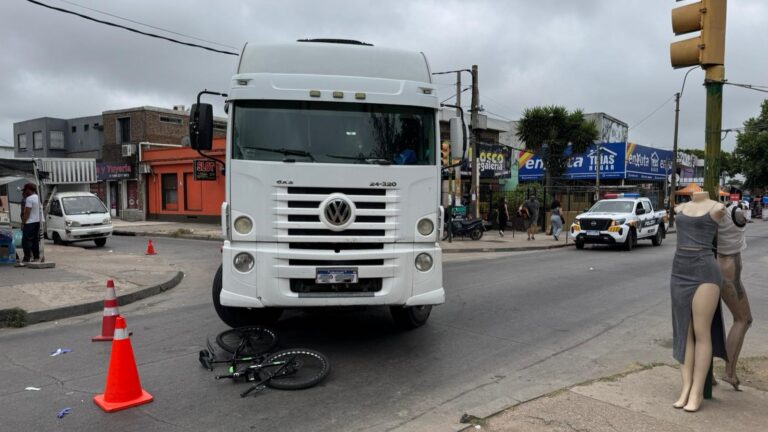 Un ciclista está grave tras ser embestido por un camión en Piedras Blancas