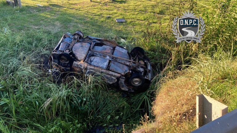 Tragedia en la ruta 3, en Paysandú: un hombre y una niña murieron tras despistar; su auto cayó a una zona de alcantarilla y se incendió