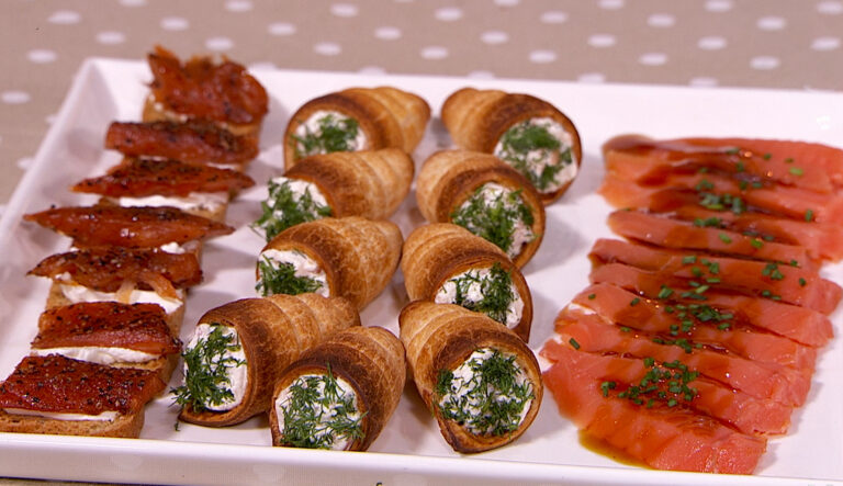 Conitos de hojaldre rellenos de salmón