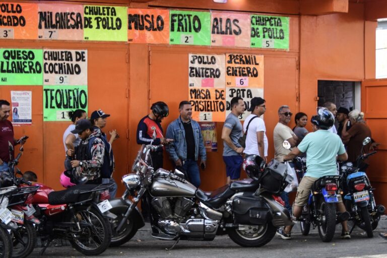 La vida en Caracas después del ataque de EE.UU.: calles vacías, filas en supermercados y patrullajes especiales