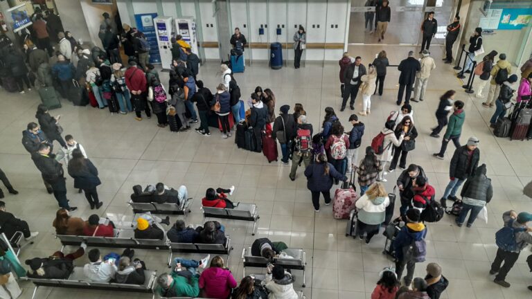 Ingresaron a Uruguay más de 654.000 personas en lo que va de la temporada, según datos de Migraciones