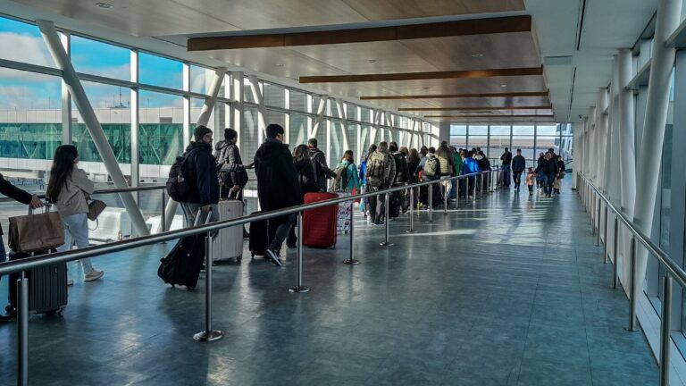 Viajes de uruguayos al exterior cayeron 21% en 2025 en comparación con el año previo