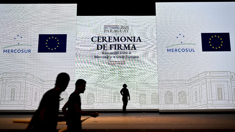 Tras décadas de negociaciones, el Mercosur y la Unión Europea firman histórico acuerdo este sábado