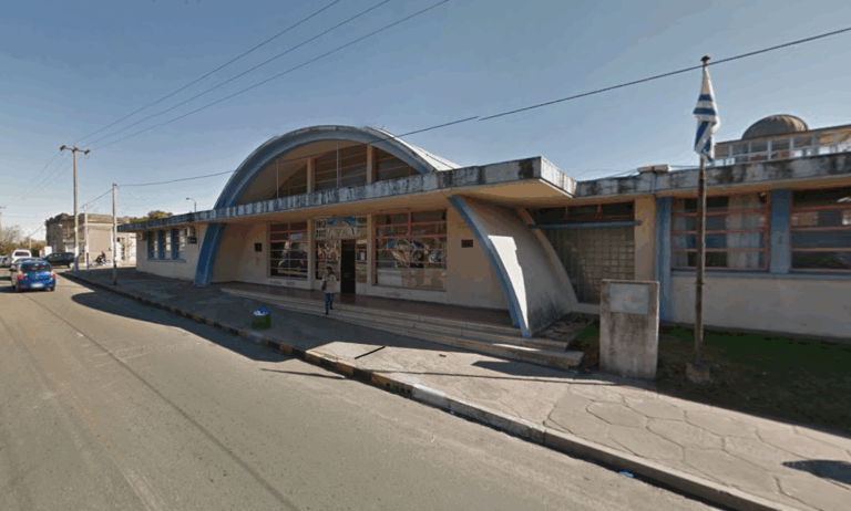 “Fue una docente cálida y cariñosa”: estudiantes de Liceo 1 de Fray Bentos lamentaron muerte de la mujer a la que se le cayó un árbol encima