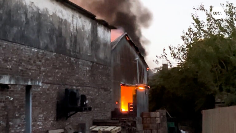 Incendio dejó pérdidas totales en el Mercado Regional de Salto; una parte del techo colapsó por la violencia del fuego