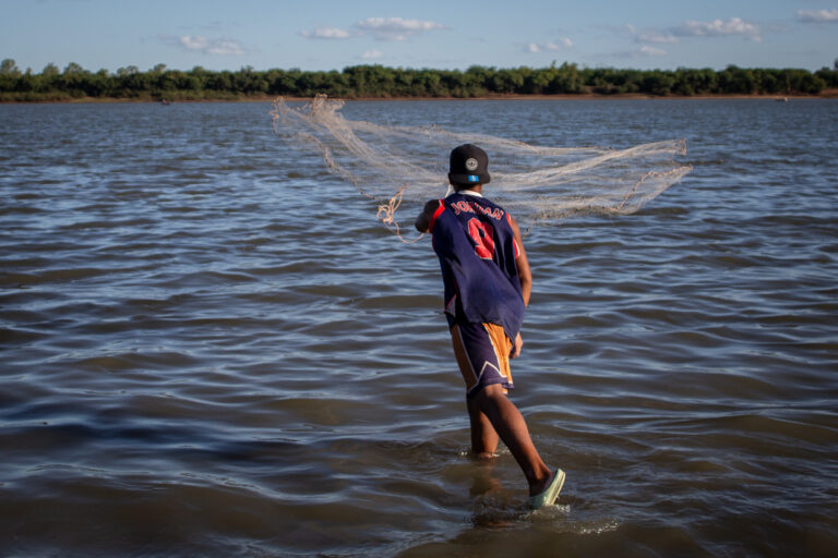 MSP y Ambiente investigan cuadros de erupciones en la piel de personas que se bañaron en playas sobre el río Uruguay